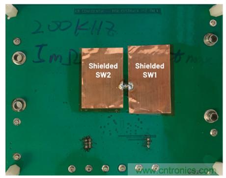 低輻射的4開關降壓-升壓型控製器布局&mdash;&mdash;單熱回路與雙熱回路